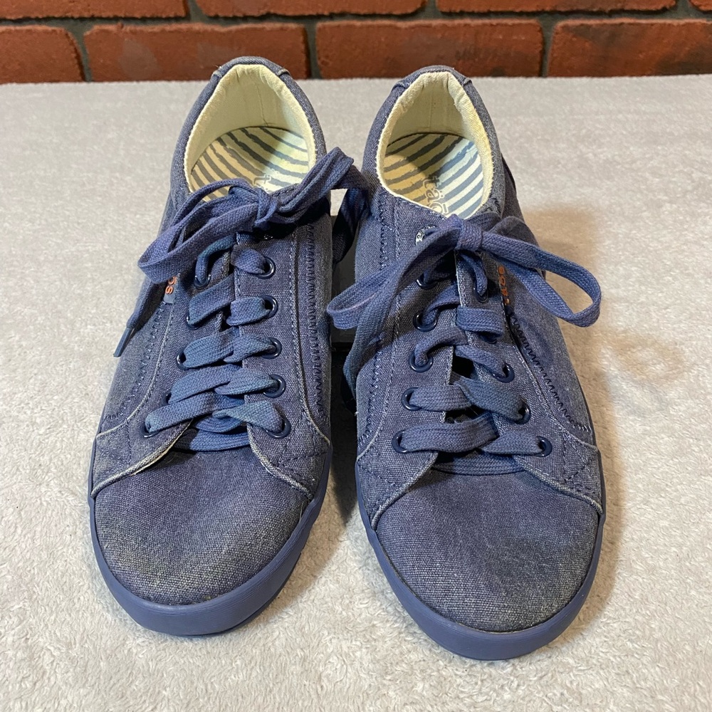 Taos Women’s‎ Blue Sneakers Size 8